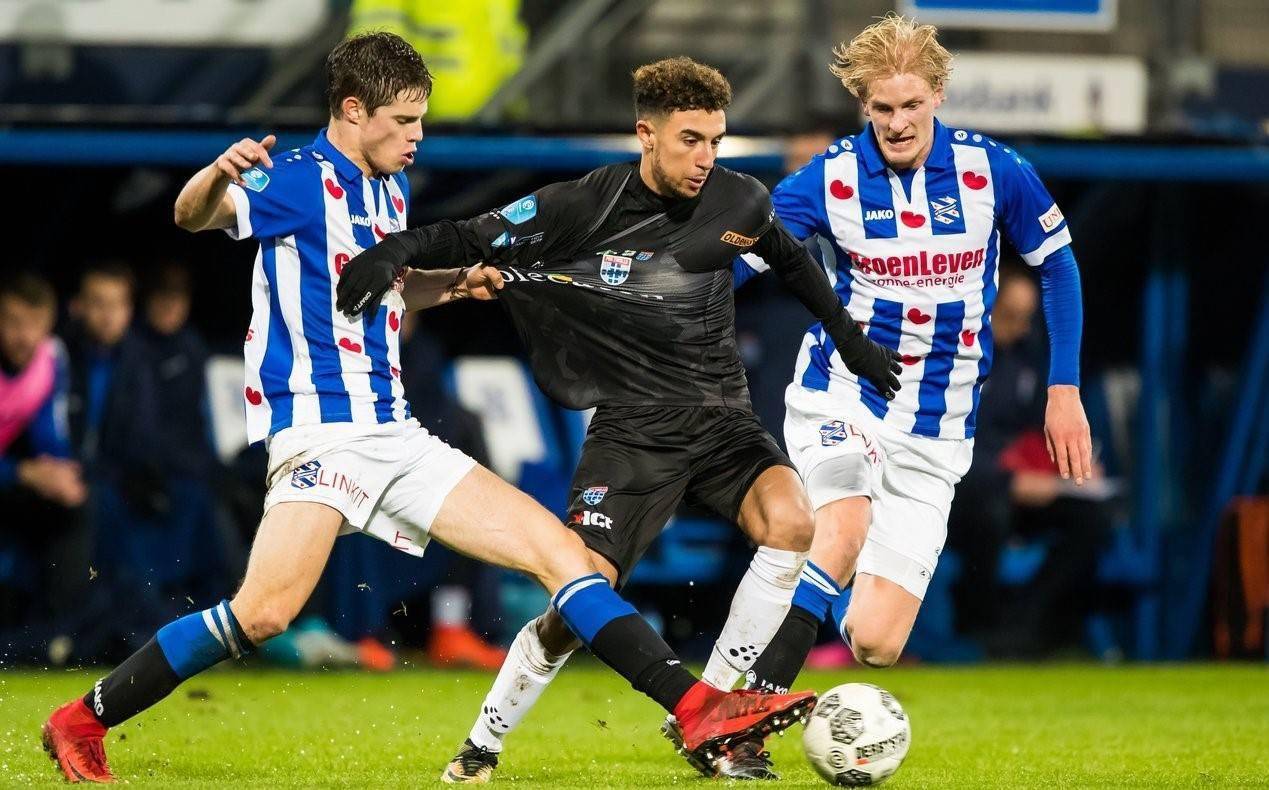 是棋迷们每 是棋迷们每